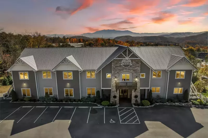 GRAND LECONTE LODGE