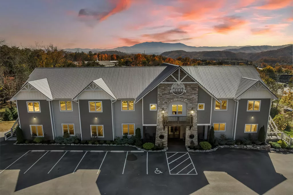 GRAND LECONTE LODGE