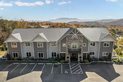 GRAND LECONTE LODGE
