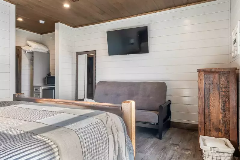 GRAND LECONTE LODGE