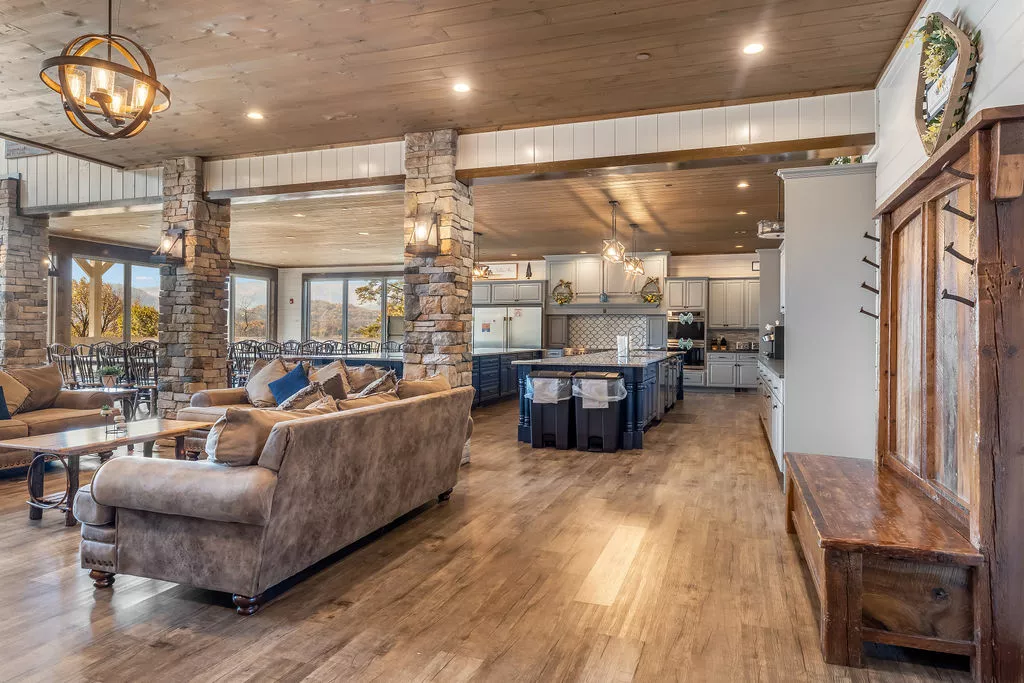 GRAND LECONTE LODGE