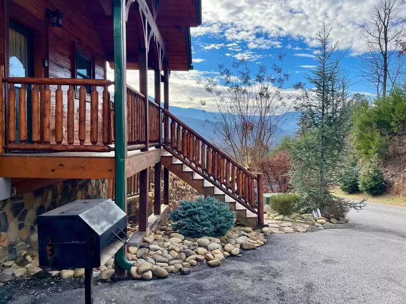 MOUNTAIN LOOKOUT LODGE