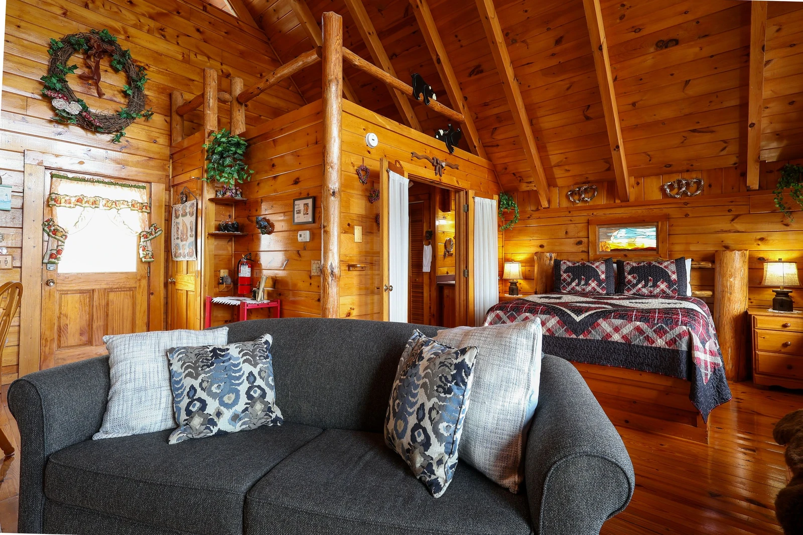 HONEY BEAR HIDEAWAY