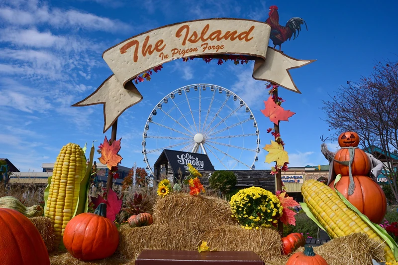 fall in pigeon forge at the island